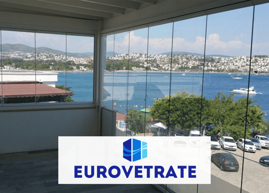 vetrata panoramica di un casa con vista mare